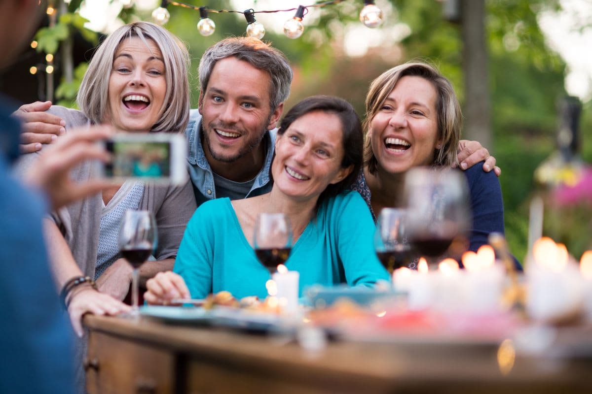 Patient discussing tooth replacement options with a dentist during a clinical consultation